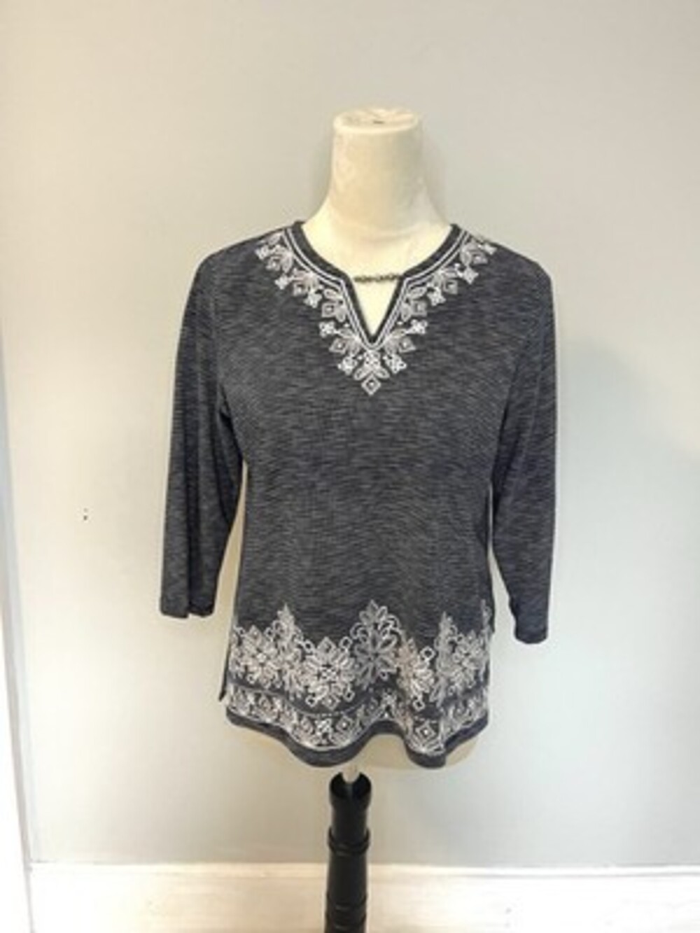 Alfred Dunner  Blue And White Striped Top With Embroidery And Beads. Size PS